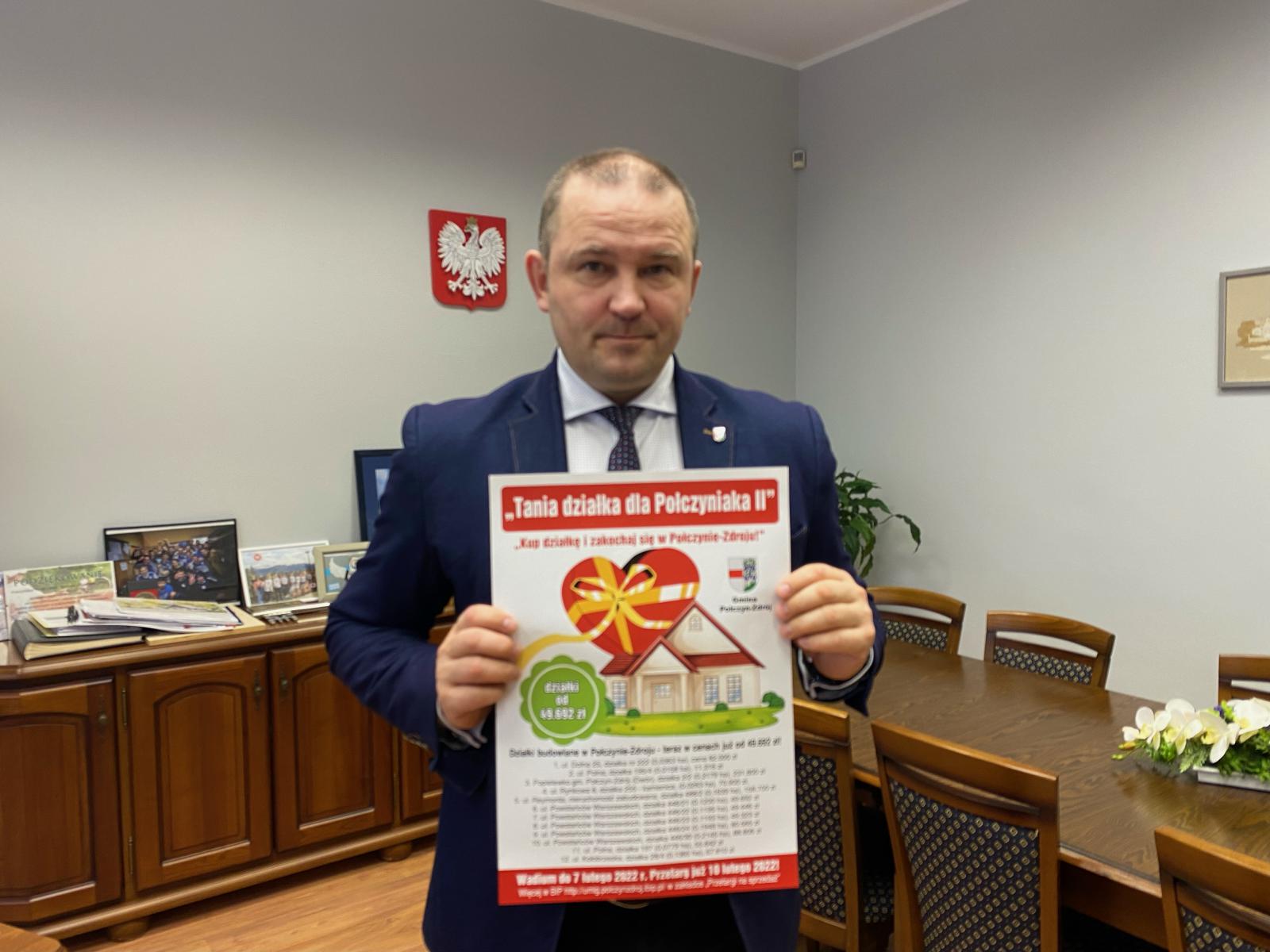 Burmistrz Połczyna-Zdroju prezentuje plakat drugiej edycji akcji