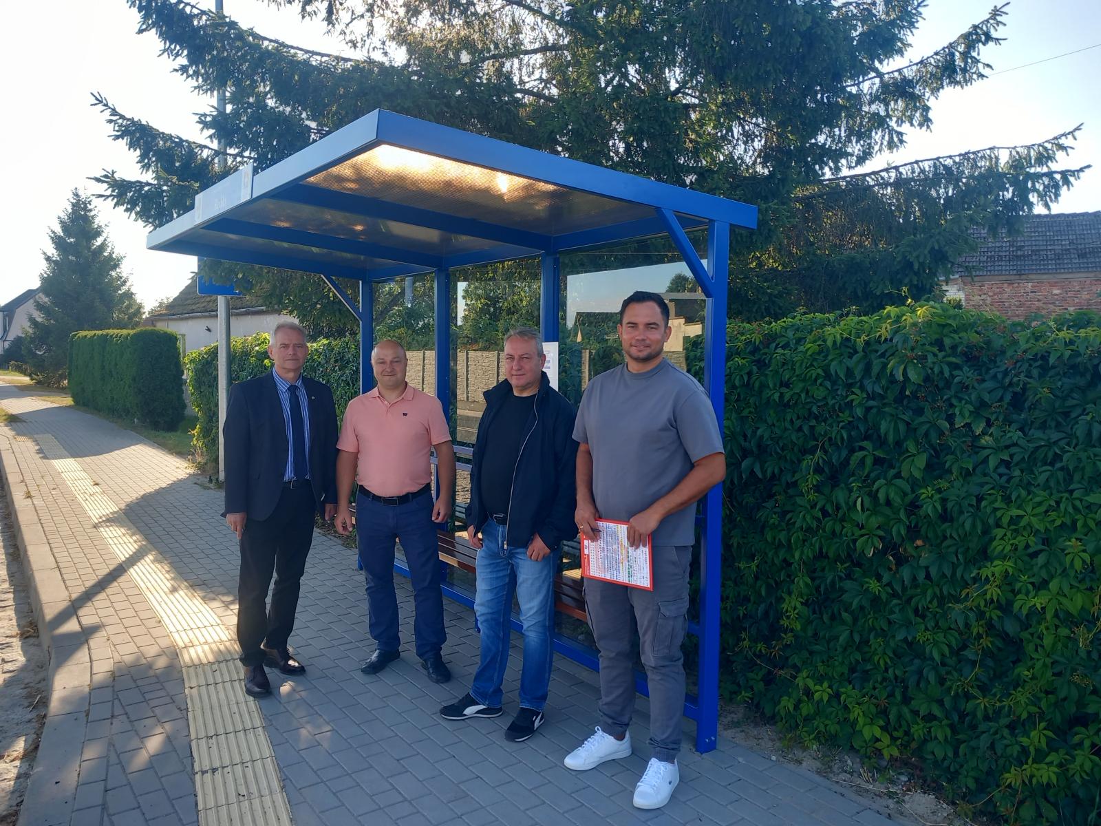 Nowe wiaty przystankowe w Redle