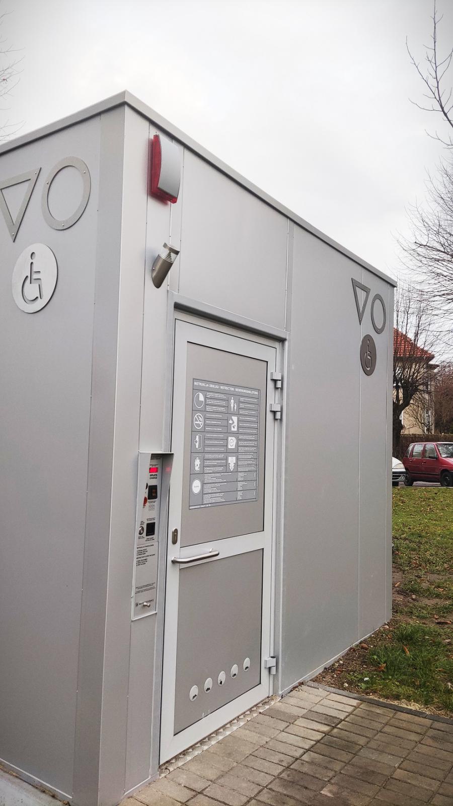 Nowoczesna toaleta publiczna stanęła w okolicy sklepu wielkopowierzchniowego