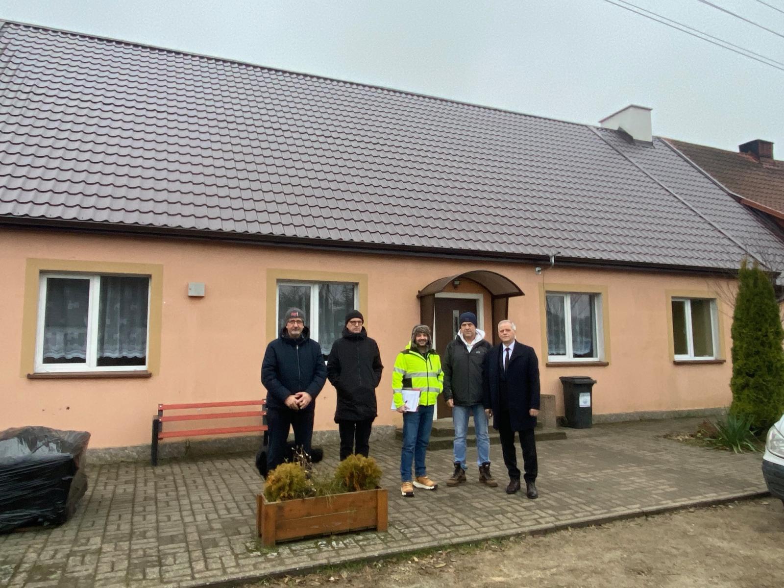 Remont dachu świetlicy wiejskiej w Łośnicy zakończony