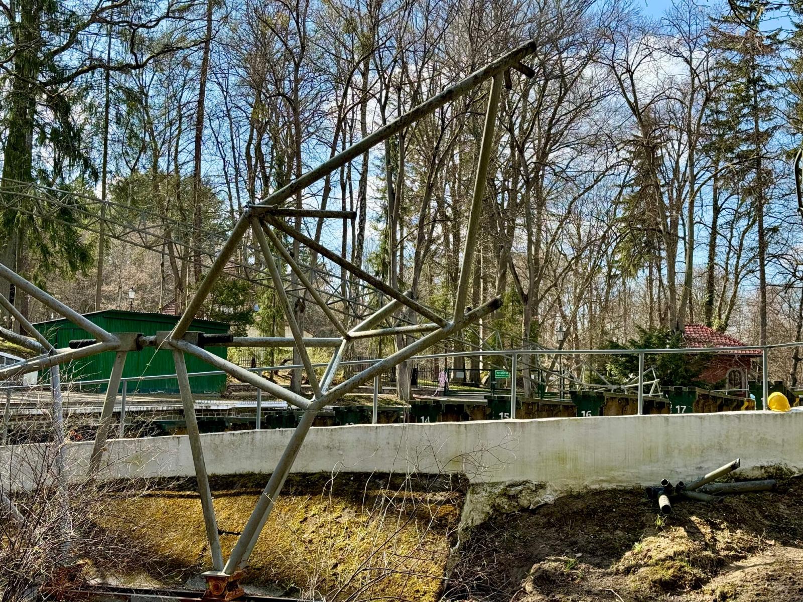 Rozpoczęto rozbiórkę stalowych elementów amfiteatru