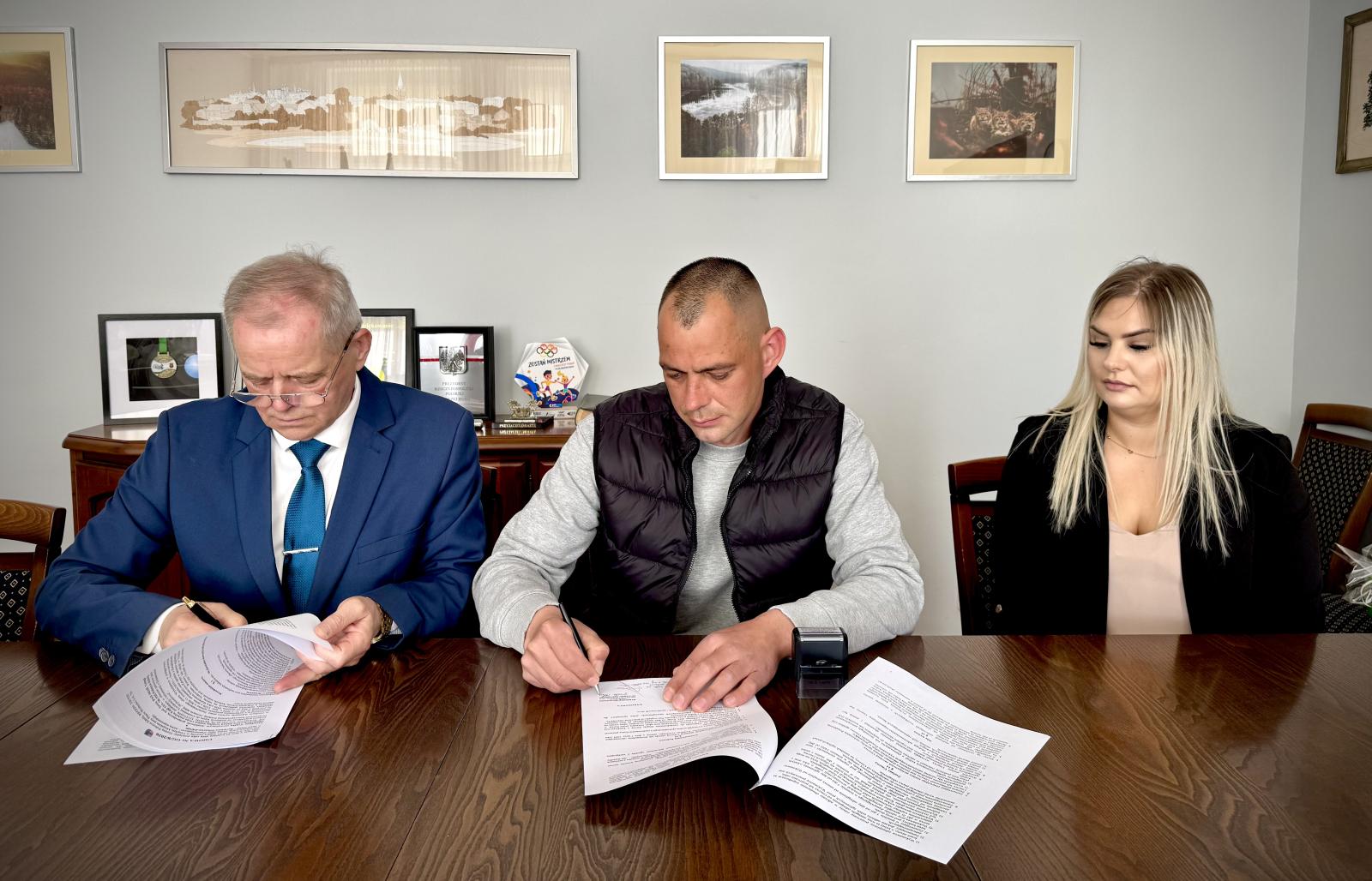 Podpisanie umowy na remont świetlicy w Bronowie