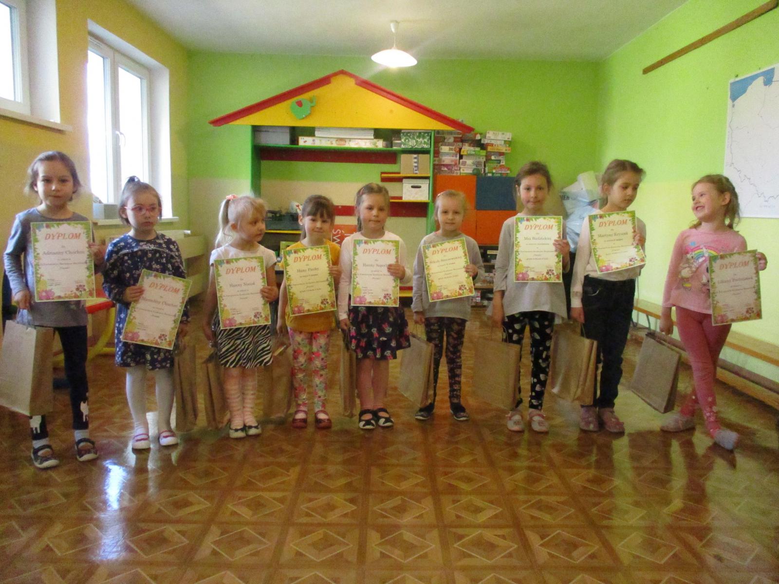 Sukcesy przedszkolaków z „Pod Jarzębinki’ w XIX Powiatowym Konkursie Recytatorskim „Ptaszki” 2021 