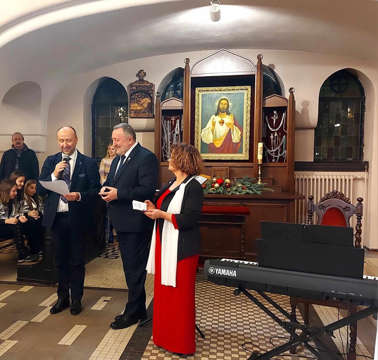 Państwo Olga i Bolesław Kurek podczas wręczenia Odznak