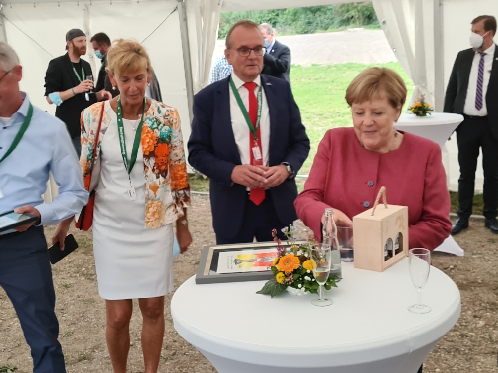 Pani Kanclerz otrzymała miody z okolic Połczyna-Zdroju