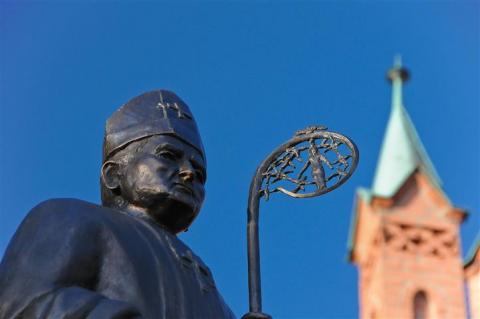 Pomnik biskupa Erazma von Manteuffela przed kościołem w Połczynie-Zdroju