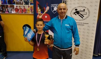 Trener Roman Polewczak wraz z Cezarym Ogorzałkiem