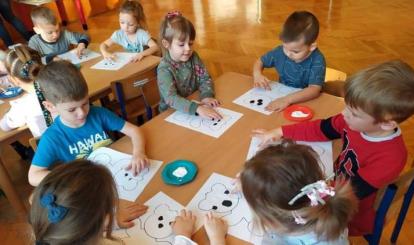 Żuczki wyklejają misia watą i plasteliną