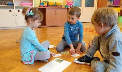Układanie puzzli przez dzieci w grupach
