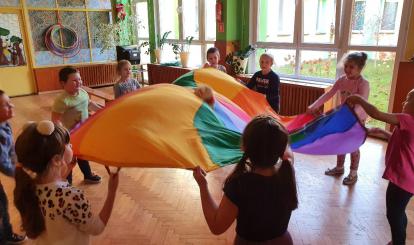 Zabawy Motylków z chustą animacyjną