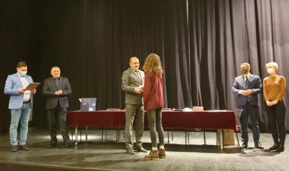 Burmistrz Sebastian Witek wręcza drobne upominki i podziękowania dla solisty ze Studia "Art Voice" z CK - Antka Ostrowskiego