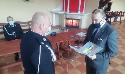 Podziękowania od Burmistrza za pozyskiwanie środków finansowych otrzymuje Robert Lasota OSP z Zajączkówko