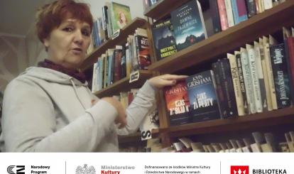ibliotekarka Alina Wiśniewska prezentuje nowości wydawnicze w Filii Bibliotecznej w Gawrońcu