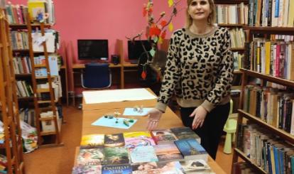 Bibliotekarka Mariola Marszałek prezentuje nowości wydawnicze w Filii Bibliotecznej w Redle