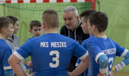 Trener z zawodnikami MKS Mieszko Połczyn-Zdrój