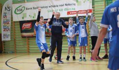 Trener z zawodnikami MKS Mieszko Połczyn-Zdrój