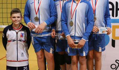 Trener z zawodnikami MKS Mieszko Połczyn-Zdrój na podium