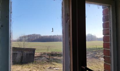 Widok z okna na tyły domu i obie działki tchnie spokojem