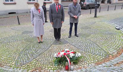 Burmistrz Połczyna-Zdroju wraz z wiceburmistrz Emilią Mazur oraz radnym Adamem Słabkowskim złożyli także wieniec przy tablicy poświęconej pamięci rotmistrza Witolda Pileckiego