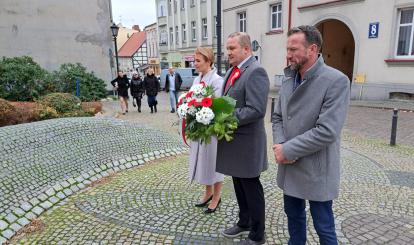 Burmistrz Połczyna-Zdroju wraz z wiceburmistrz Emilią Mazur oraz radnym Adamem Słabkowskim złożyli także wieniec przy tablicy poświęconej pamięci rotmistrza Witolda Pileckiego