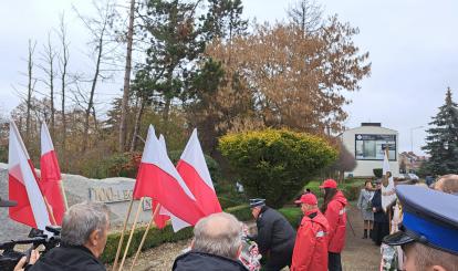 Delegacja OSP w Połczynie-Zdroju składa wieńce pod "Pomnikiem 100-lecia odzyskania niepodległości 1918-2018” przy skwerze na ulicy Warszawskiej