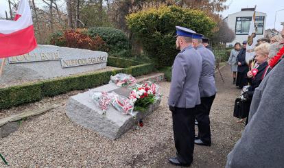 Delegacja Policji składa wieńce pod "Pomnikiem 100-lecia odzyskania niepodległości 1918-2018” przy skwerze na ulicy Warszawskiej