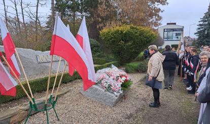 Dyrektor Zespołu Szkół w Połczynie-Zdroju składa wieńce pod "Pomnikiem 100-lecia odzyskania niepodległości 1918-2018” przy skwerze na ulicy Warszawskiej