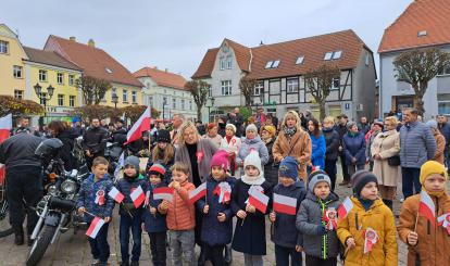 Dzieci z SP 2 wraz z nauczycielem Bożeną Łukomską