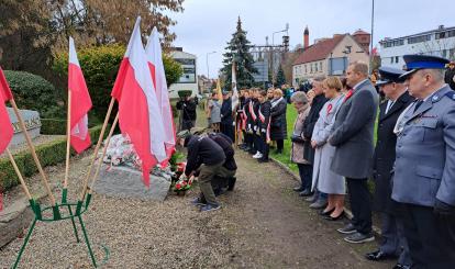 Harcerze składają wieniec pod pomnikiem