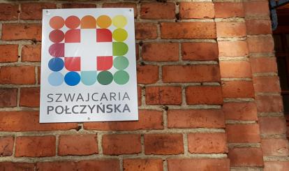 Logo Szwajcarii Połczyńskiej na Urzędzie Miejskim w Barwicach - zbliżenie