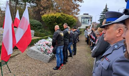 Motoorły składają wieńce pod "Pomnikiem 100-lecia odzyskania niepodległości 1918-2018” przy skwerze na ulicy Warszawskiej