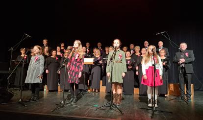 Przed widzami patriotyczne utwory zaprezentowały także młode solistki ze Studia Wokalnego “Art Voice”: Marta Słabkowska, Marysia Mączka, Dominika Furman oraz Hania Bajdan