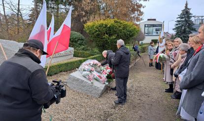 Przedstawiciele kombatantów składają wieńce pod "Pomnikiem 100-lecia odzyskania niepodległości 1918-2018” przy skwerze na ulicy Warszawskiej