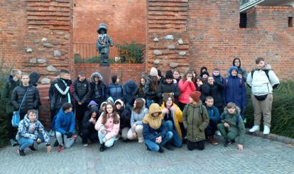 Wspólne zdjęcie uczestników wycieczki w Warszawie pod Pomnikiem Małego Powstańca 