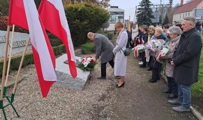 Złożenie wieńców pod "Pomnikiem 100-lecia odzyskania niepodległości 1918-2018” przy skwerze na ulicy Warszawskiej