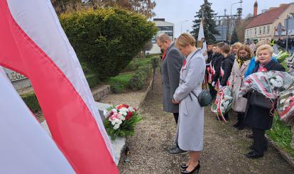 Złożenie wieńców pod "Pomnikiem 100-lecia odzyskania niepodległości 1918-2018” przy skwerze na ulicy Warszawskiej