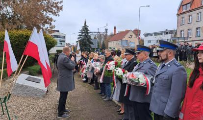 Złożenie wieńców pod "Pomnikiem 100-lecia odzyskania niepodległości 1918-2018” przy skwerze na ulicy Warszawskiej