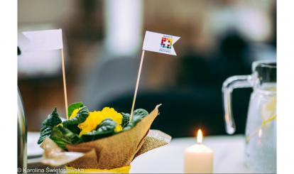 Dekoracja na stole z logo Szwajcarii Połczyńskiej