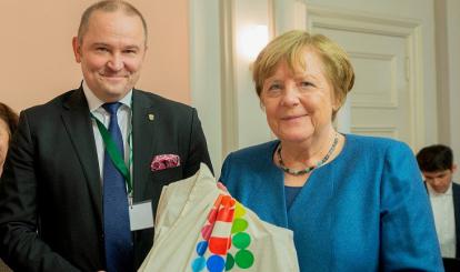 2 Der Bürgermeister von Połczyn-Zdroj Sebastian Witek und  Angela Merkel mit dem Logo der Pommerschen Schweiz