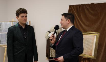 Szymon Nehring wywiad na tle Wystawy Pokonkursowej Ogólnopolskiego Konkursu na projekt rzeźby ,,Sukiennik Szwajcarii Połczyńskiej’’