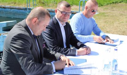 Burmistrz Sebastian Witek podpisuje umowę na realizację połczyńskiego basenu