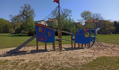 Plac zabaw w kształcie statku przy ul Kołobrzeskiej w Połczynie-Zdroju