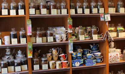 Wnętrze Manufaktury Herbaty na deptaku pod parasolami w Połczynie-Zdroju