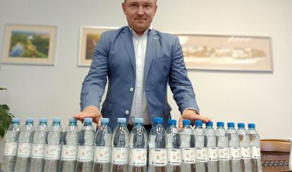 Burmistrz Połczyna-Zdroju Sebastian Witek osobiście poleca picie zdrowej wody z połczyńskich źródeł
