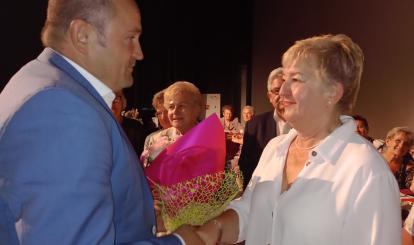 Burmistrz Sebastian Witek  składa gratulacje nowej Przewodniczącej Związku Emerytów