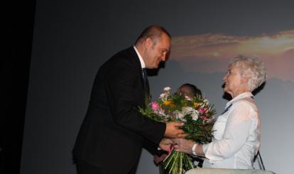 Burmistrz wręcza kwiaty Barbarze Paciorkiewicz