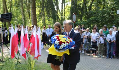Złożenie kwiatów pod pomnikiem przez Honorowego Konsula Ukrainy Henryka Kołodziej