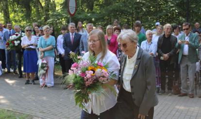 Złożenie kwiatów pod pomnikiem przez delegacje