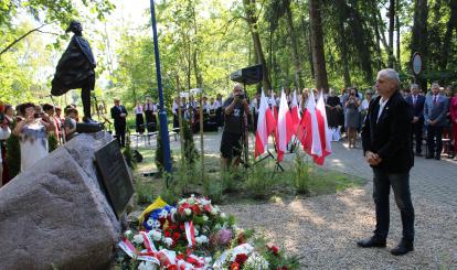 Złożenie kwiatów pod pomnikiem przez prokuratora IPN Krzysztofa Bukowskiego