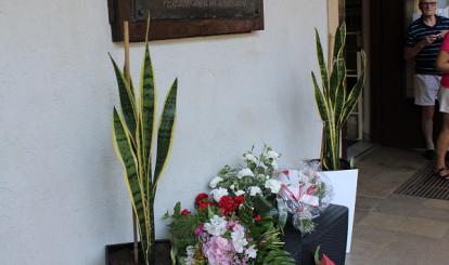 Złożenie kwiatów pod tablicą pamiątkową w Borkowie